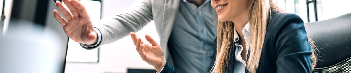 Frau und Mann am PC in einem Büro