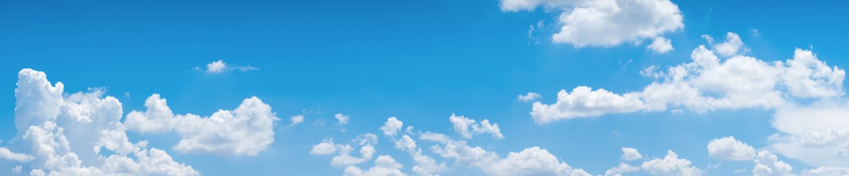 Panoramabild eines blauen Himmelshintergrundes mit winzigen Wolken