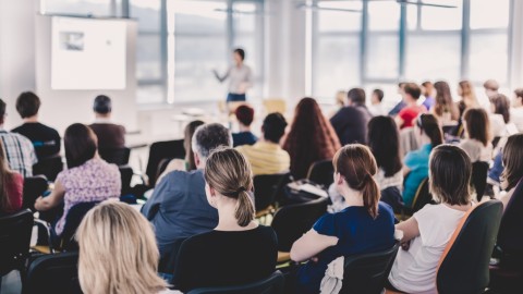 Sprecher, der vor einem Publikum im Konferenzsaal einen Vortrag hält