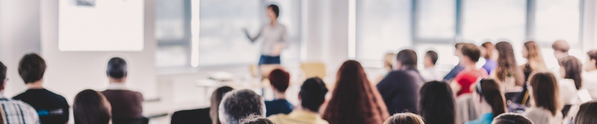 Sprecher, der vor einem Publikum im Konferenzsaal einen Vortrag hält