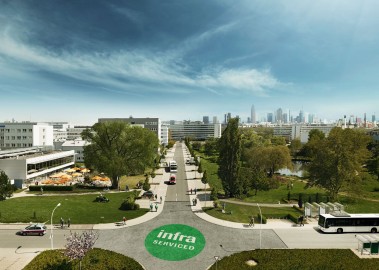 Sicht auf den Industriepark Höchst. Kreuzung mit grünem Infraserv-Punkt in der Mitte. 