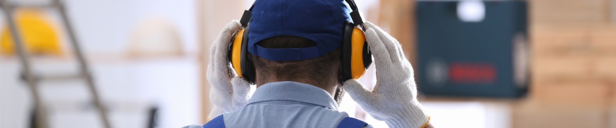 Nahaufnahme Mann mit Gehörschutz